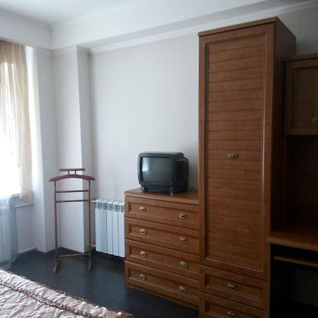 Квартира 2 Комн Рядом И-Т Амосова.Метро Олимпийская 3 Остановки Kiev Extérieur photo